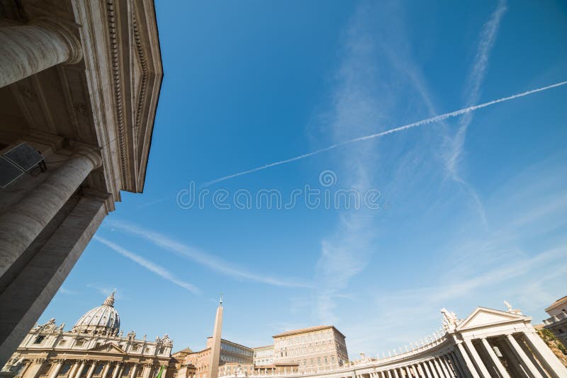 Cielo azul sobre cuadrado del ` s de San Pedro imagen de archivo libre de regalías Cielo azul sobre cuadrado del ` s de San Pedro imagen de archivo libre de regalías