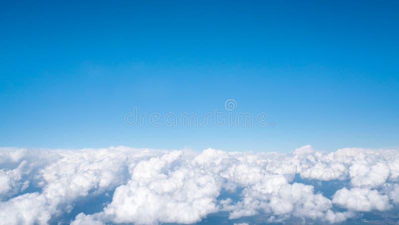 Cielo azul sobre la nube mullida blanca, fondo del cloudscape con el espacio de la copia imágenes de archivo libres de regalías