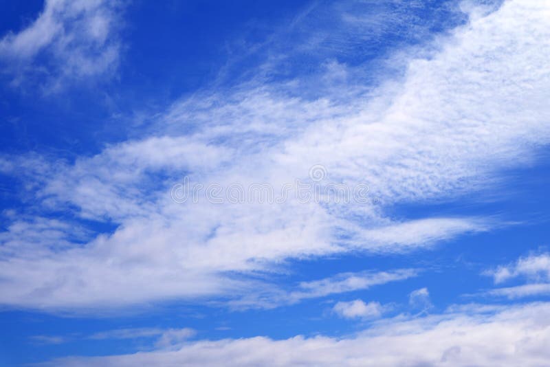 Cielo azul vivo con las nubes blancas puras foto de archivo libre de regalías Cielo azul vivo con las nubes blancas puras foto de archivo libre de regalías