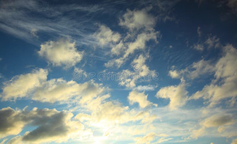 Download Cielo azul y nubes foto de archivo. Imagen de outdoors - 44850922