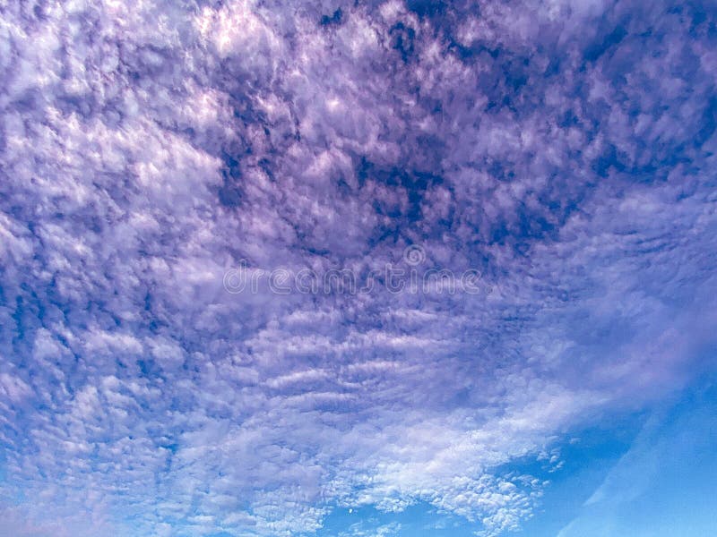 Cielo azzurro alto nuvole tempra cielo celeste drammatico aria spirituale sottofondo pomeriggio fotografia stock