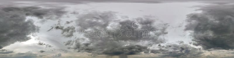 Cielo azzurro con bellissime nuvole bianche prima della tempesta. panorama hdri panorama con angolo di visione di 360° con zenith