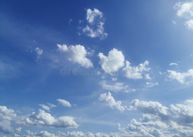 Cielo azzurro e nube bianche. Cielo azzurro con nube bianche, buona atmosfera