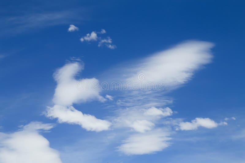 Download Cielo Blu Con Il Primo Piano Della Nube Immagine Stock - Immagine di tempo, atmosfera: 56887113