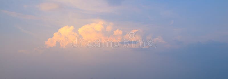 Cielo blu con la nuvola e l'illuminazione fotografia stock libera da diritti Cielo blu con la nuvola e l'illuminazione fotografia stock libera da diritti