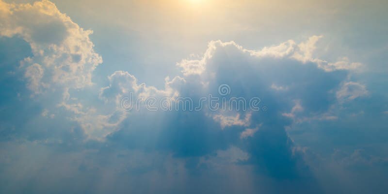 Cielo blu con la nuvola e l'illuminazione fotografia stock Cielo blu con la nuvola e l'illuminazione fotografia stock