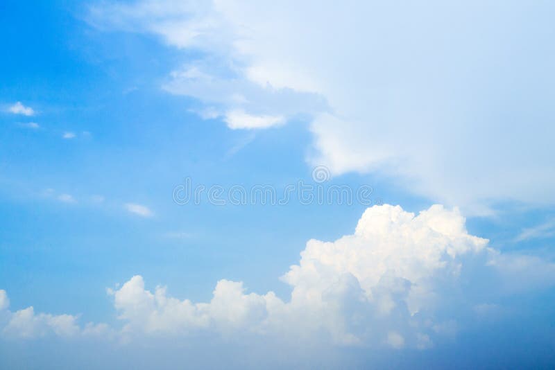 Cielo blu con la nuvola e l'illuminazione immagini stock Cielo blu con la nuvola e l'illuminazione immagini stock