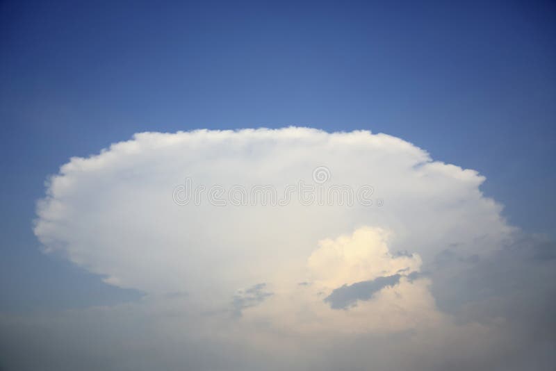 Cielo blu con le nubi bianche immagine stock libera da diritti Cielo blu con le nubi bianche immagine stock libera da diritti