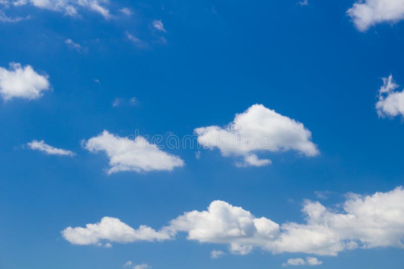 Cielo blu con le nubi gonfie fotografie stock libere da diritti Cielo blu con le nubi gonfie fotografie stock libere da diritti