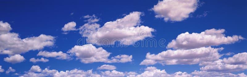 Cielo blu con le nubi gonfie bianche