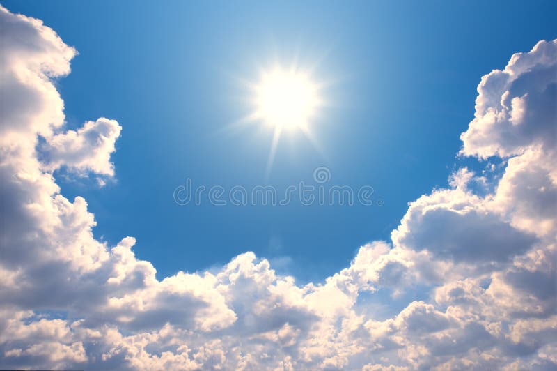 Cielo blu con le nuvole e la riflessione del sole Il sole splende luminoso dentro