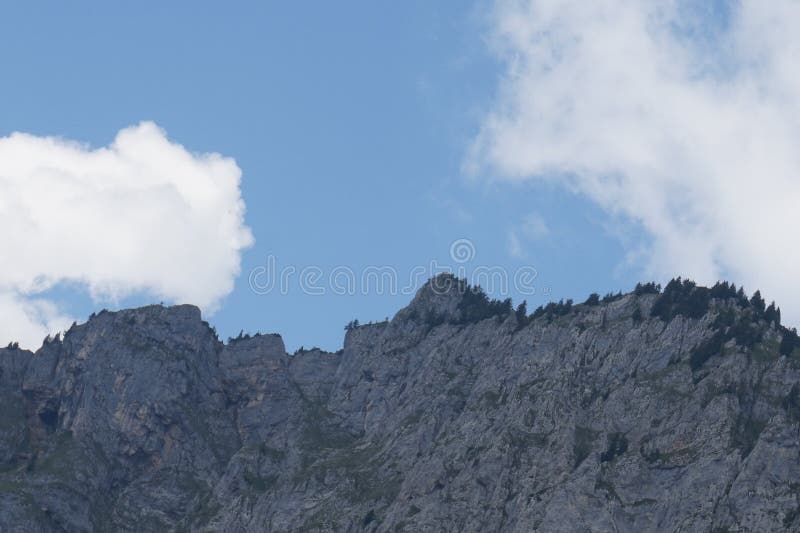 Cielo blu con le nuvole e le montagne in Austria immagini stock libere da diritti Cielo blu con le nuvole e le montagne in Austria immagini stock libere da diritti