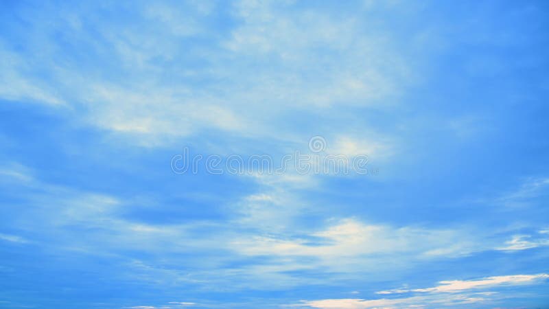 Cielo blu e nuvola bianca in una notte all'alba