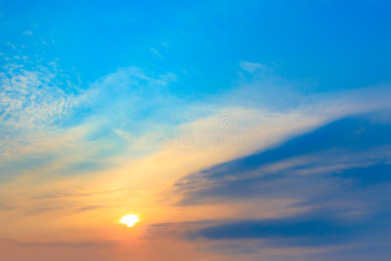 Cielo blu e nuvole drammatici a tempo di sera o di tramonto fotografia stock Cielo blu e nuvole drammatici a tempo di sera o di tramonto fotografia stock