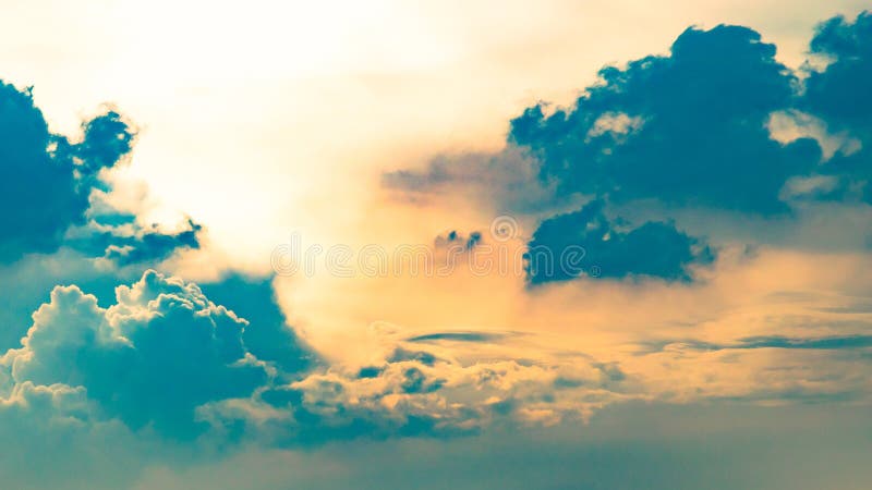 Cielo blu e nuvole drammatici a tempo di sera o di tramonto fotografia stock libera da diritti Cielo blu e nuvole drammatici a tempo di sera o di tramonto fotografia stock libera da diritti