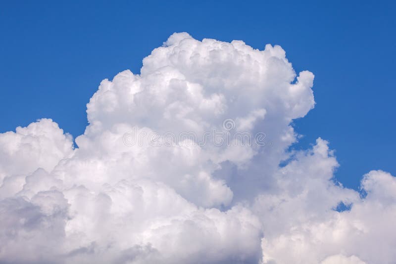 Cielo blu fresco delle nuvole gonfie