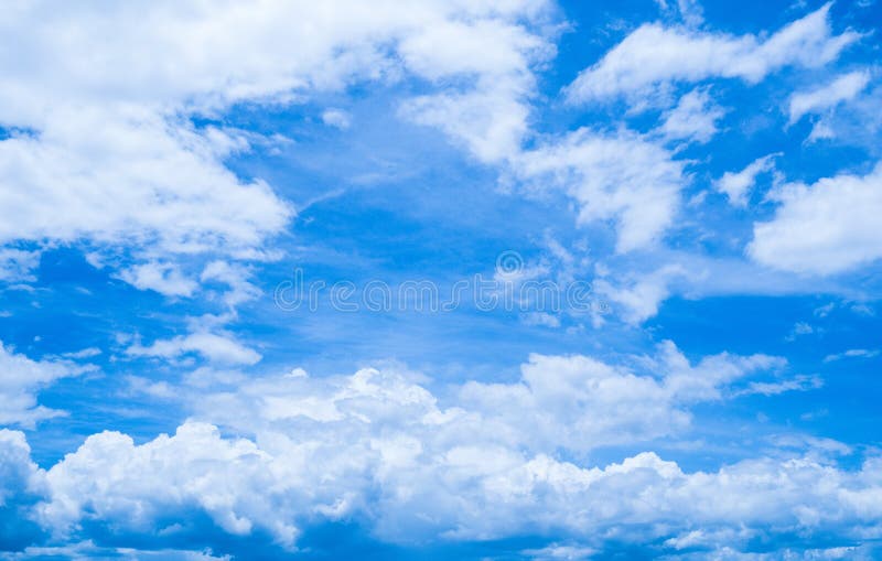 Cielo blu nuvoloso