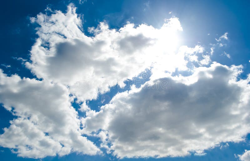 Cielo blu piacevole. Sole piacevole del cielo blu sotto le nuvole.