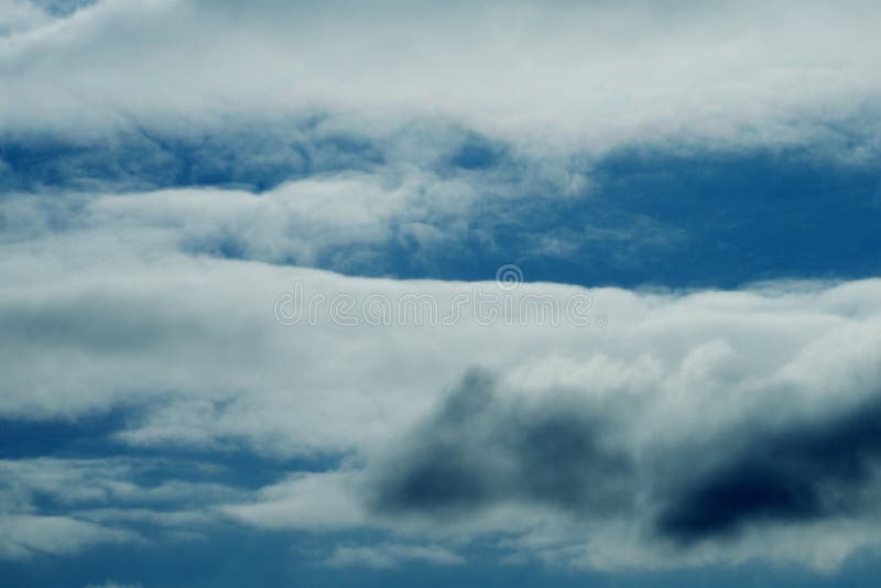 Cielo blu solido e nuvole bianche fotografia stock libera da diritti Cielo blu solido e nuvole bianche fotografia stock libera da diritti