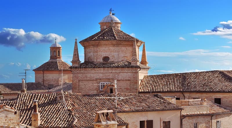 Cielo blu sui tetti in Marche immagini stock libere da diritti Cielo blu sui tetti in Marche immagini stock libere da diritti