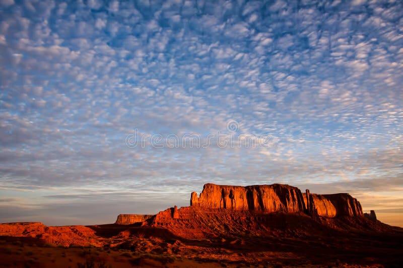 Cielo chiazzato sopra la roccia dell'elefante immagine stock Cielo chiazzato sopra la roccia dell'elefante immagine stock