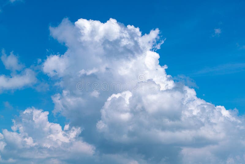 Cielo claro brillante con enormes nubes. Cielo azul brillante con enormes nubes esponjosas blancas. las nubes son enormes, espesas y muy poderosas.