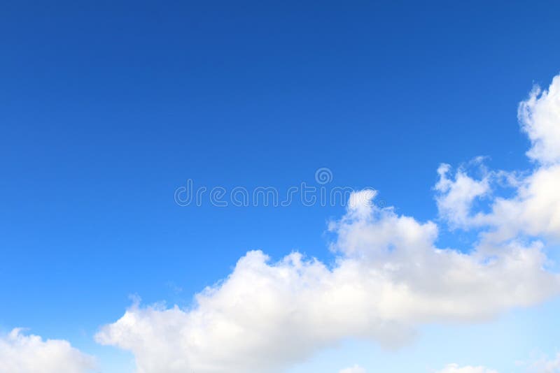 Cielo, cielo con las nubes mullidas grandes, fondo de la nube del azul de cielo, cielo del paisaje de la nube claro fotografía de archivo