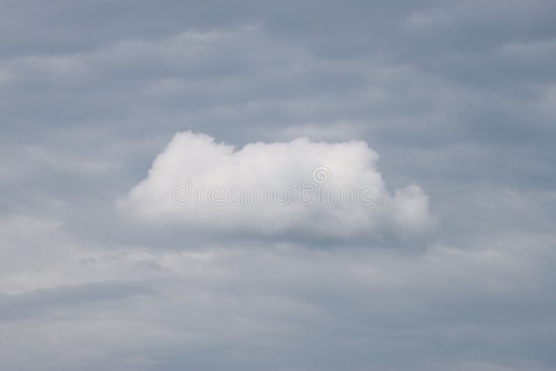 Cielo con nubes cerrar textura de fondo. Las nubes azules en el cierre del cielo se pueden utilizar como fondo o textura actual para tus ideas