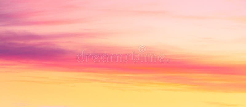 Cielo crepuscolare e nuvola di panorama splendido all'immagine di sfondo di mattina fotografia stock libera da diritti Cielo crepuscolare e nuvola di panorama splendido all'immagine di sfondo di mattina fotografia stock libera da diritti