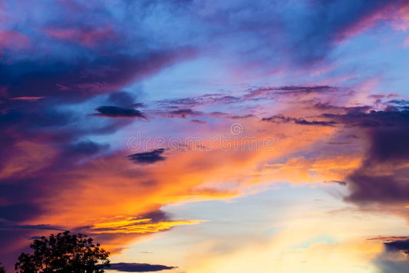Cielo crepuscular colorido después de la lluvia el tiempo de la tarde durante puesta del sol detrás de una silueta del árbol foto de archivo Cielo crepuscular colorido después de la lluvia el tiempo de la tarde durante puesta del sol detrás de una silueta del árbol foto de archivo