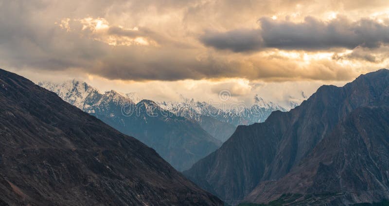 Cielo cubierto blanco en salida del sol, Paquistán de montañas del paisaje panorámico de la gama