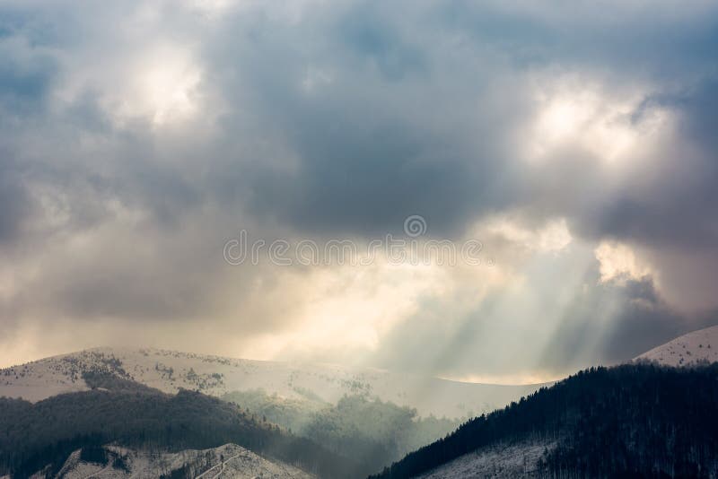 Cielo cubierto con los haces luminosos sobre el canto foto de archivo libre de regalías Cielo cubierto con los haces luminosos sobre el canto foto de archivo libre de regalías