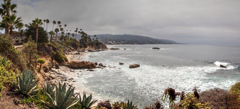 Cielo cubierto del verano sobre la playa principal en Laguna Beach fotografía de archivo Cielo cubierto del verano sobre la playa principal en Laguna Beach fotografía de archivo