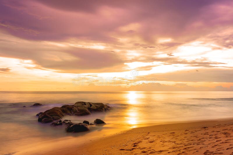 Cielo de la hermosa vista de la playa tropical en la puesta del sol Khaolak e isla Phuket, Tailandia imágenes de archivo libres de regalías Cielo de la hermosa vista de la playa tropical en la puesta del sol Khaolak e isla Phuket, Tailandia imágenes de archivo libres de regalías