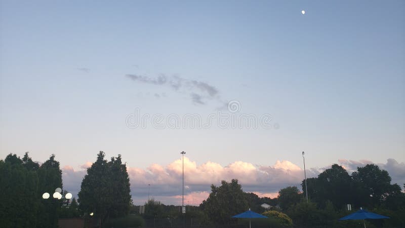 Cielo de la puesta del sol en la noche en Ohio con la luna y el árbol fotografía de archivo Cielo de la puesta del sol en la noche en Ohio con la luna y el árbol fotografía de archivo