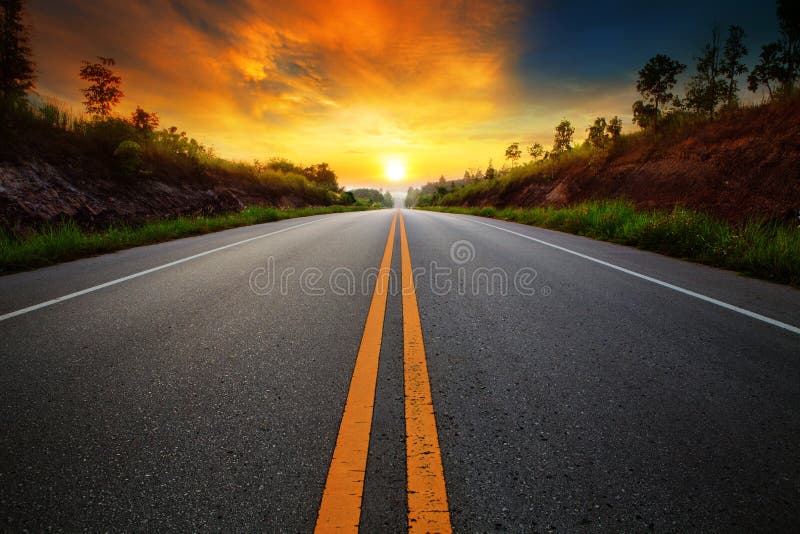 Cielo de levantamiento del sol hermoso con el camino de las carreteras del asfalto en el sce rural Cielo de levantamiento del sol hermoso con el camino de las carreteras del asfalto en el sce rural