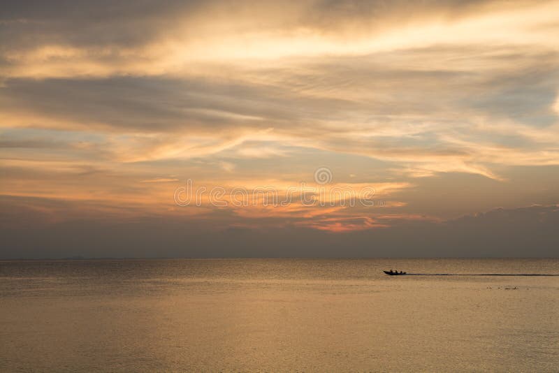 Cielo de oro sobre el mar imagenes de archivo Cielo de oro sobre el mar imagenes de archivo
