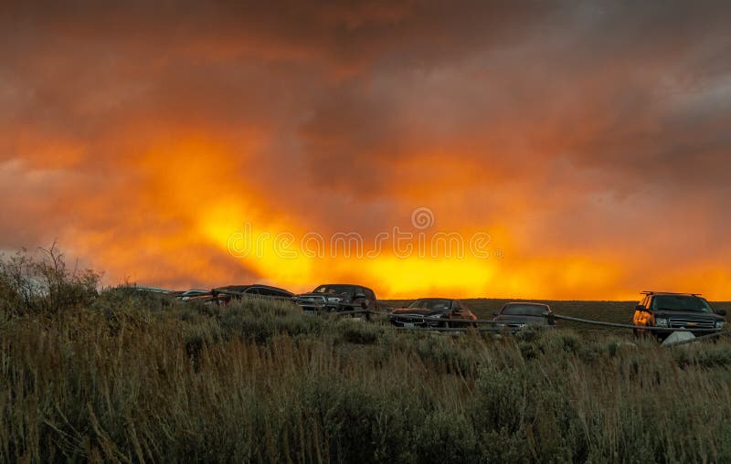 Cielo dell'arancia sanguinella durante l'alba nel Wyoming immagine stock Cielo dell'arancia sanguinella durante l'alba nel Wyoming immagine stock