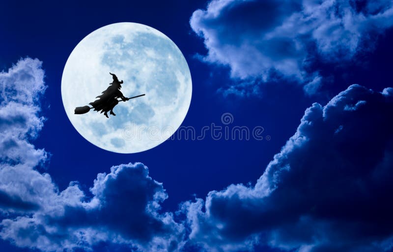 Cielo della luna di volo della strega di Halloween