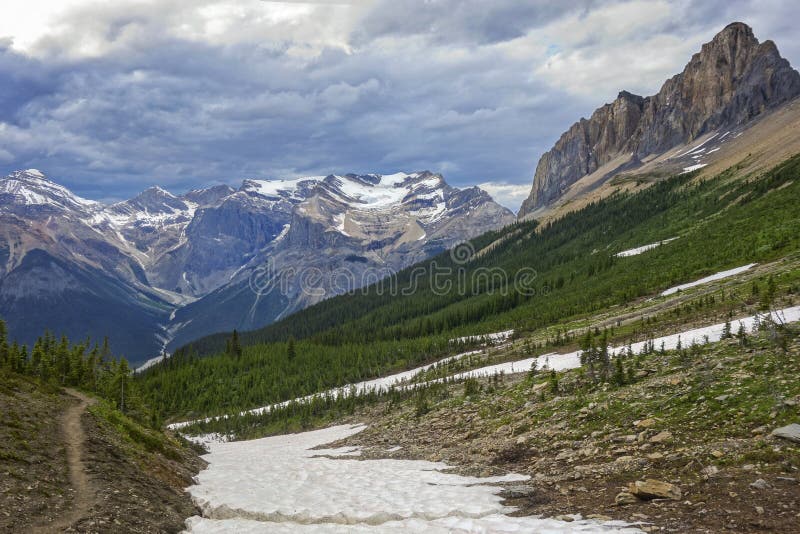 Cielo di Cloudscape e paesaggio tempestosi della montagna in Yoho National Park Canadian Rockies immagini stock libere da diritti Cielo di Cloudscape e paesaggio tempestosi della montagna in Yoho National Park Canadian Rockies immagini stock libere da diritti