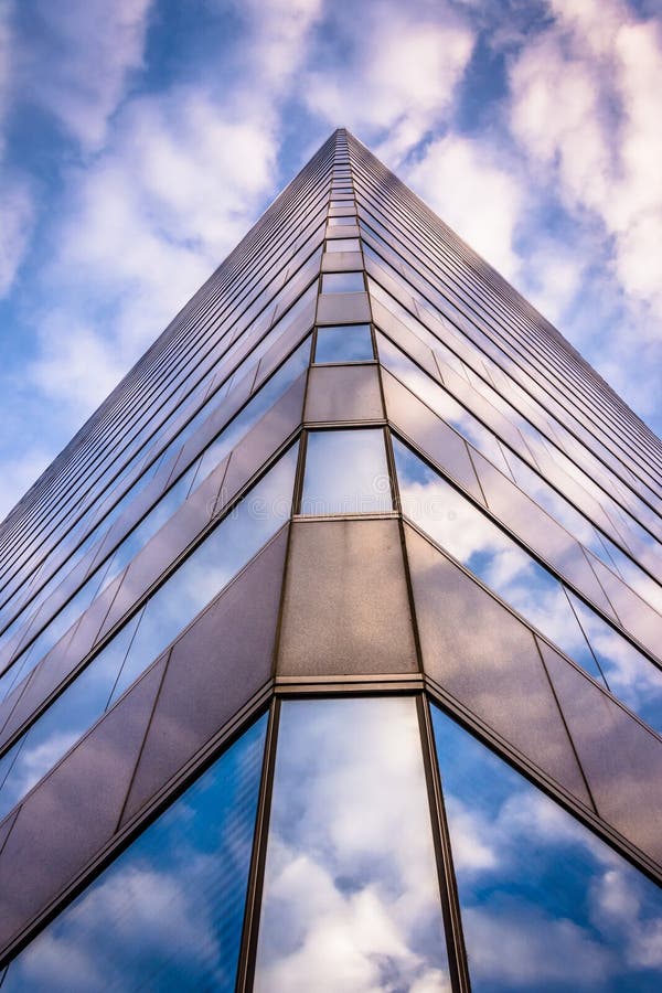Cielo di sera che riflette nell'architettura di vetro moderna a 250 ad ovest fotografia stock Cielo di sera che riflette nell'architettura di vetro moderna a 250 ad ovest fotografia stock