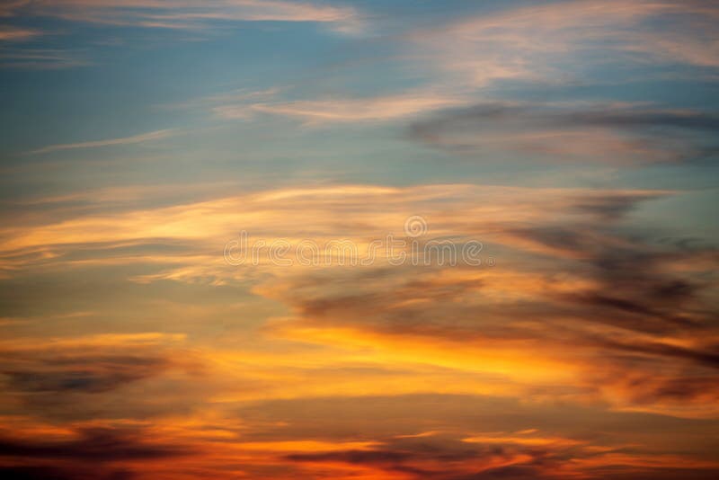 Cielo di tramonto Blu, arancia, colori rossi Orizzonte Tramonto luminoso immagini stock Cielo di tramonto Blu, arancia, colori rossi Orizzonte Tramonto luminoso immagini stock