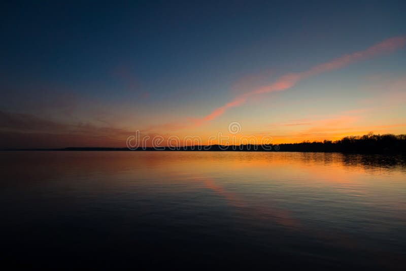 Cielo di tramonto sul lago sinistro