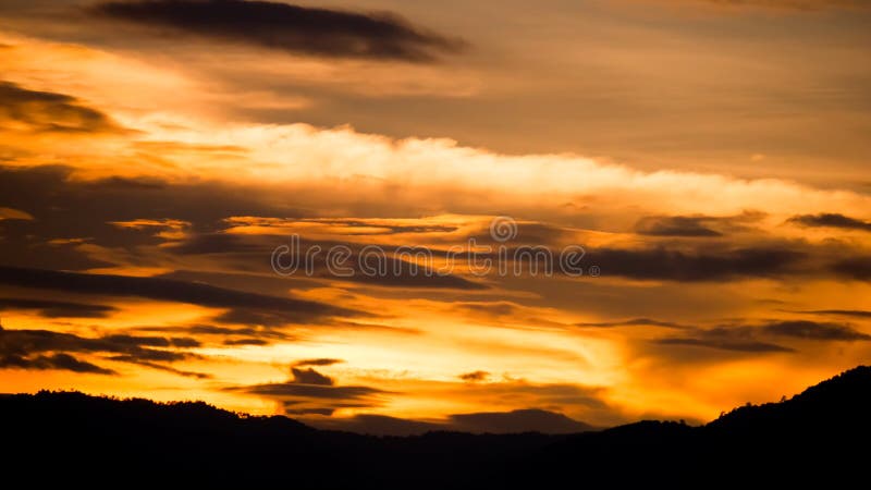 Cielo dorato drammatico immagini stock Cielo dorato drammatico immagini stock