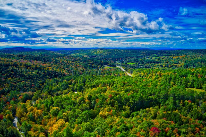 Cielo drammatico areale sopra il fogliame di caduta del New Hampshire fotografie stock Cielo drammatico areale sopra il fogliame di caduta del New Hampshire fotografie stock