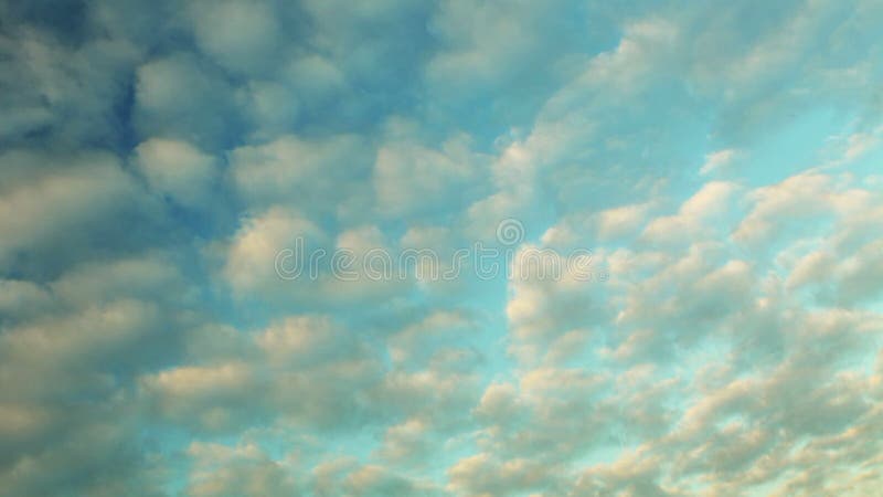 Cielo drammatico con le nuvole - lasso di tempo di tramonto