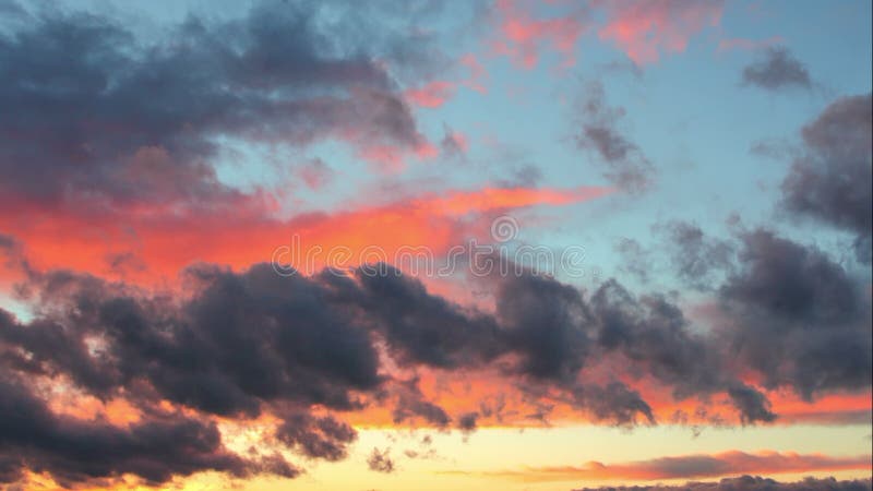 Cielo drammatico con le nuvole - lasso di tempo di tramonto