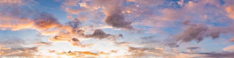 Cielo drammatico di panorama con la nuvola su tempo di tramonto e di alba fotografia stock Cielo drammatico di panorama con la nuvola su tempo di tramonto e di alba fotografia stock