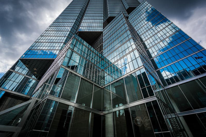 Cielo drammatico e costruzioni moderne nel distretto finanziario, dentro fotografie stock libere da diritti Cielo drammatico e costruzioni moderne nel distretto finanziario, dentro fotografie stock libere da diritti