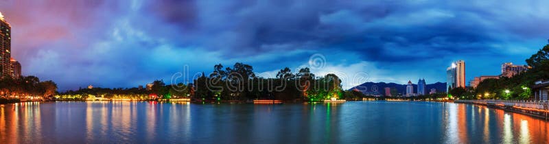 Cielo drammatico sopra un parco dell'acqua a Fuzhou, Cina immagine stock libera da diritti Cielo drammatico sopra un parco dell'acqua a Fuzhou, Cina immagine stock libera da diritti